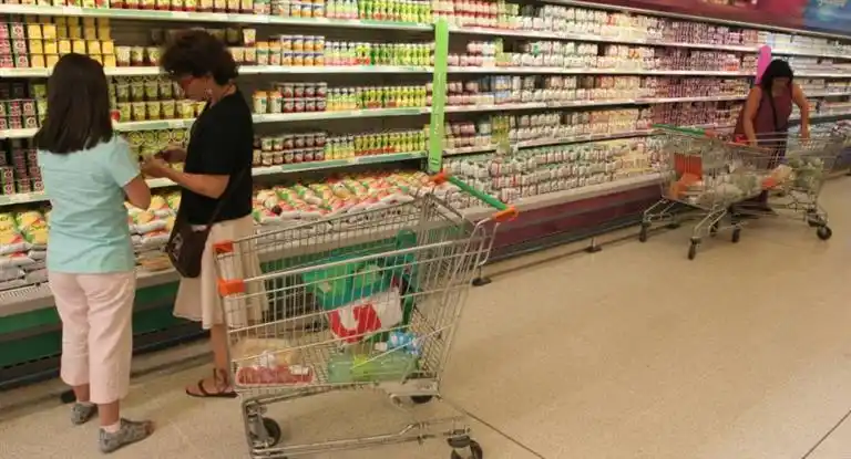 Para los gremios, la inflación de 2016 llegó al 40,9%, "la más alta en 25 años"
