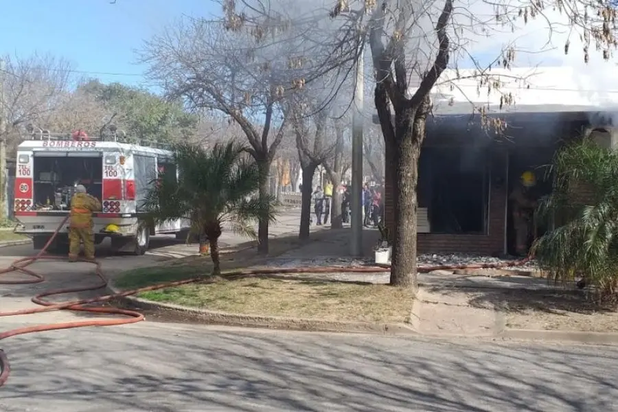 Triste momento para una familia sunchalense tras perder toda su casa en un incendio