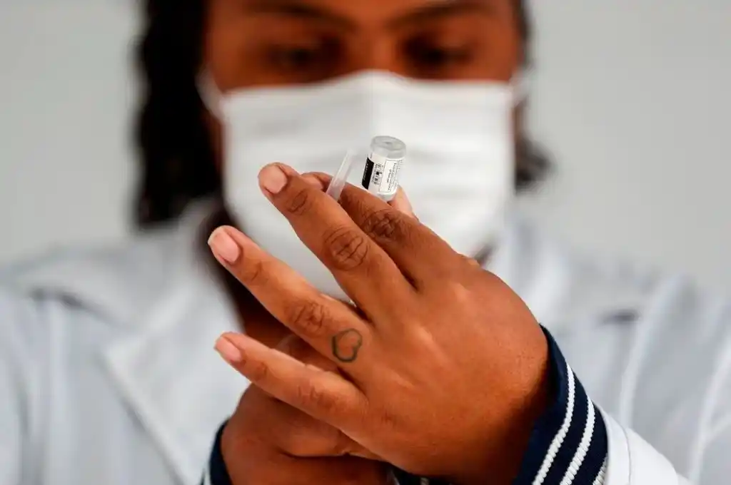 Escándalo: un hombre se vacunó cinco veces contra el COVID-19 en Brasil