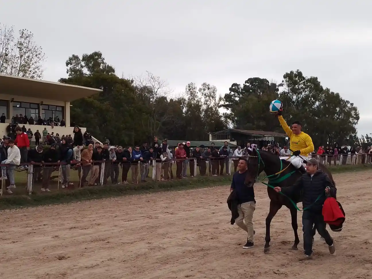 Turf: “El Negro Luis” brilló en el Gran Premio 25 de Mayo