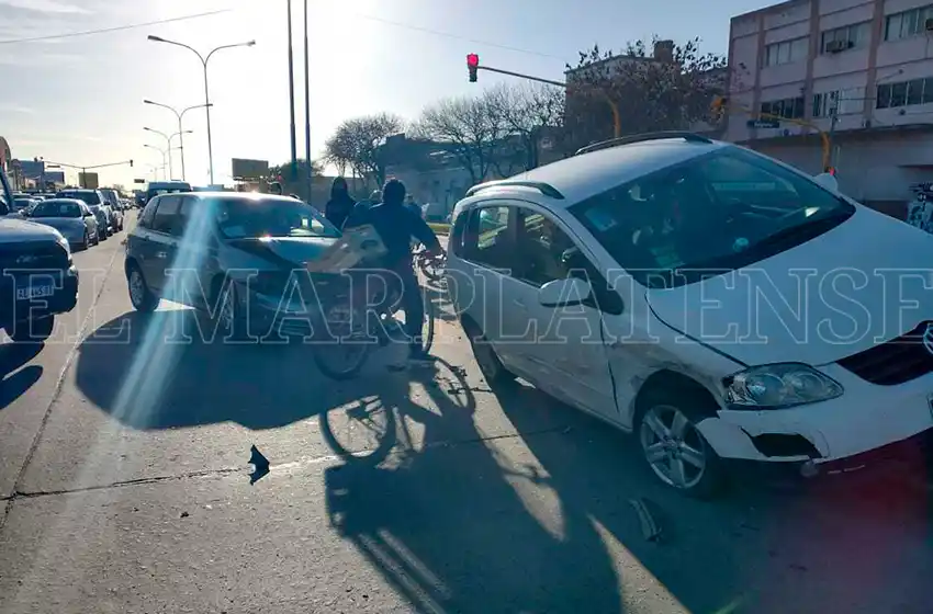 Brutal choque en Champagnat y Belgrano: ni un herido