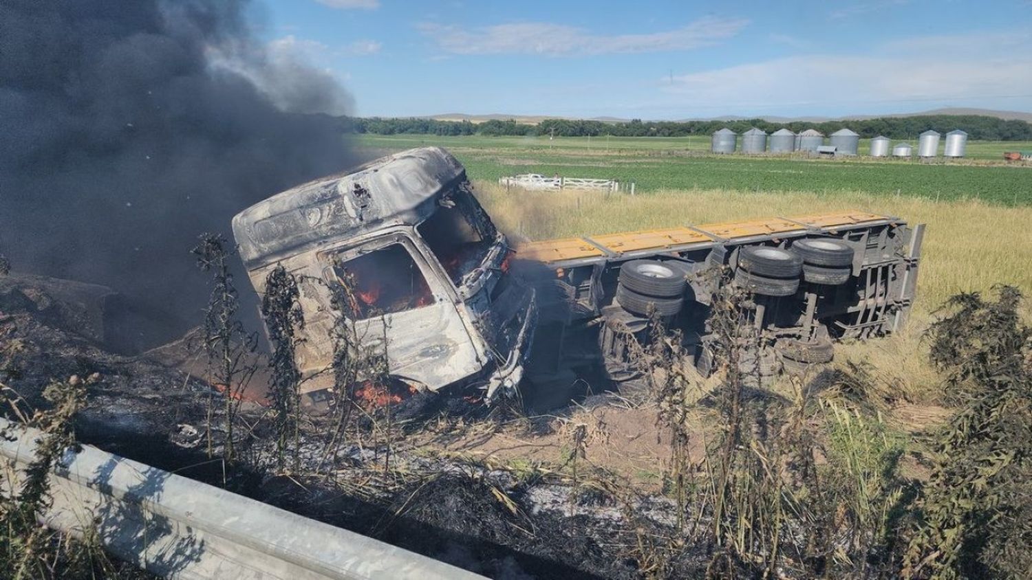 Un camión volcó en Coronel Pringles y horas después se incendió
