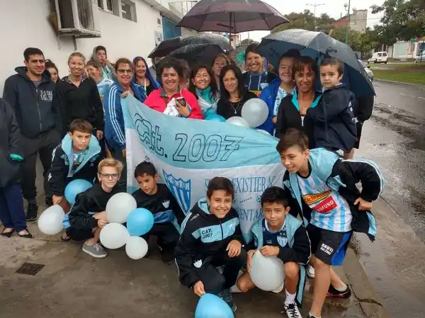 Banderazo de hinchas para despedir al equipo de Juventud Unida