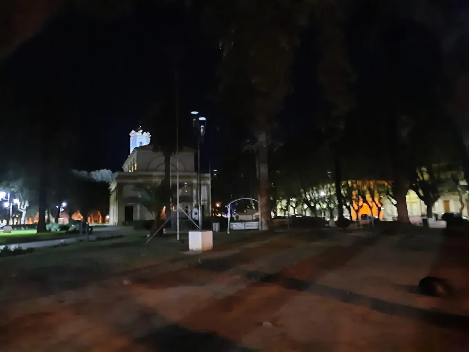 Reclamos por falta de iluminación en plaza Constitución