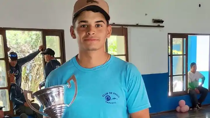 Fulguez, campeón 2025 de cadetes, recibió su trofeo.