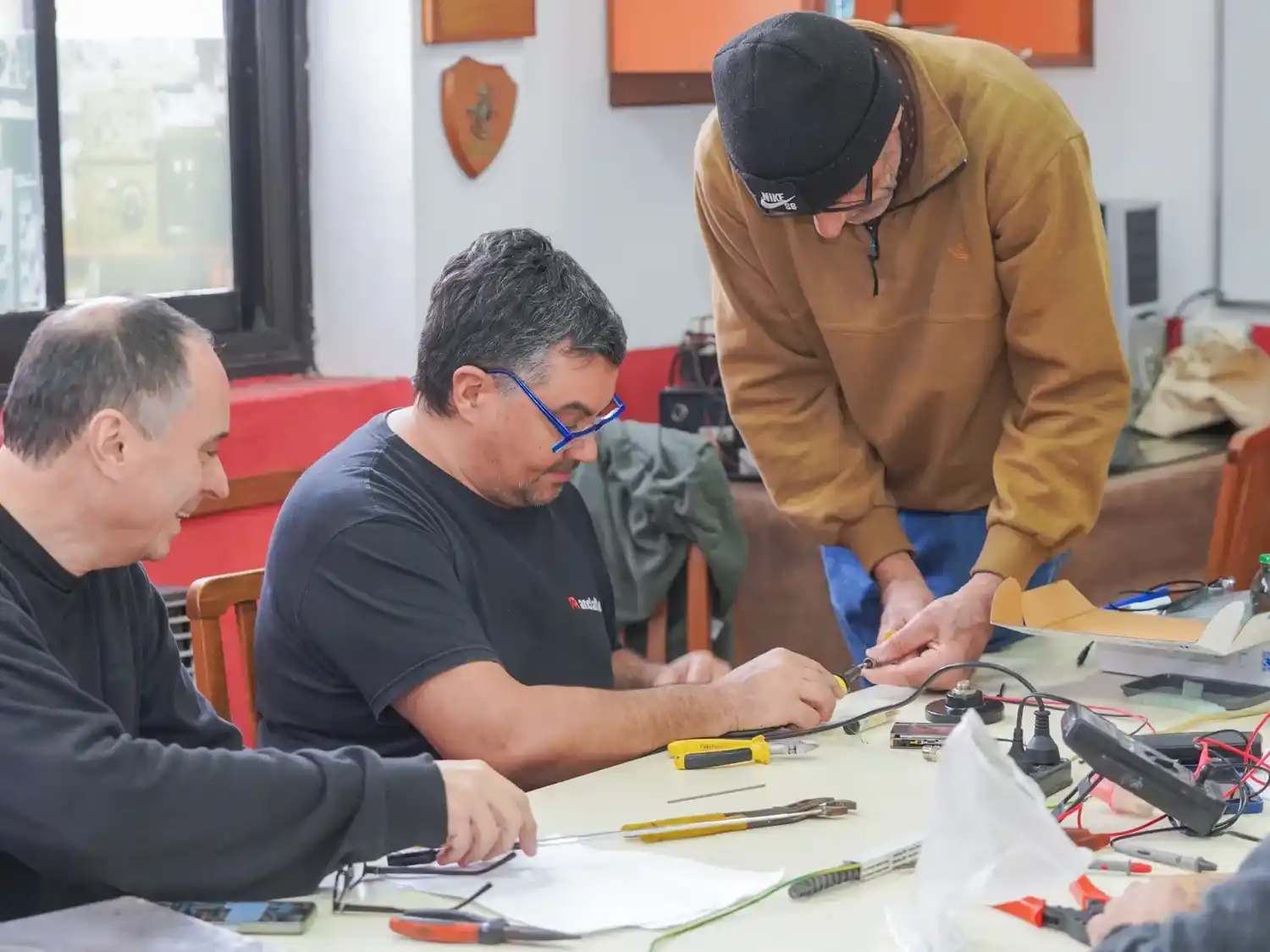 Manos a la obra. Claudio Pellegrini, Francisco Rincon y Jorge Lancetti integrantes del Radio Club Necochea