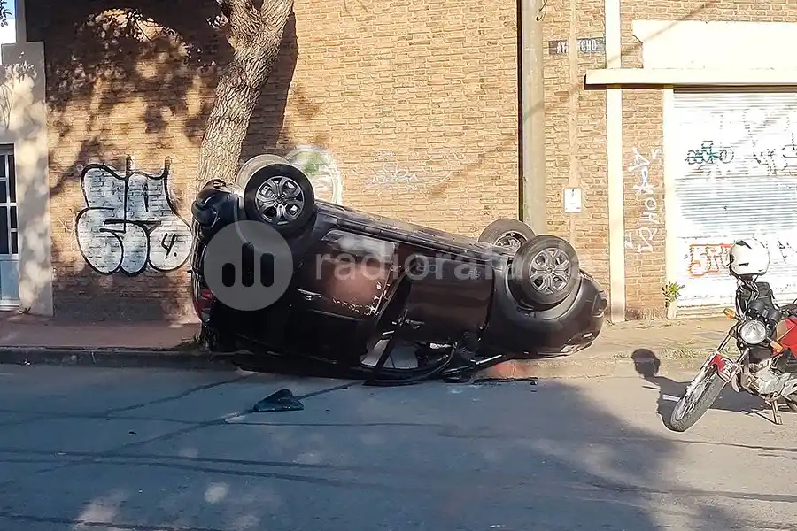 Impactante accidente en el barrio 9 de Julio terminó con un vehículo volcado