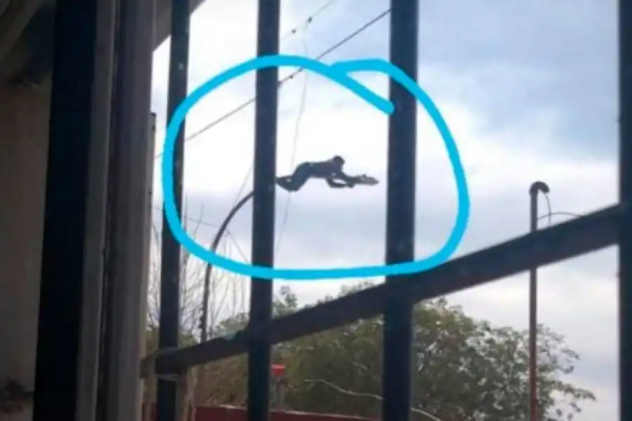 Insólito episodio: un hombre se colgó de un poste para robarse las luces Led y los vecinos lo escracharon