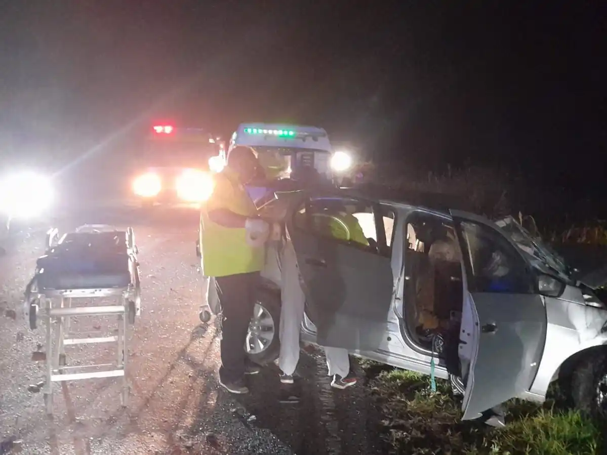 El siniestro involucró un Volkswagen Gol, en el que viajaban tres personas.