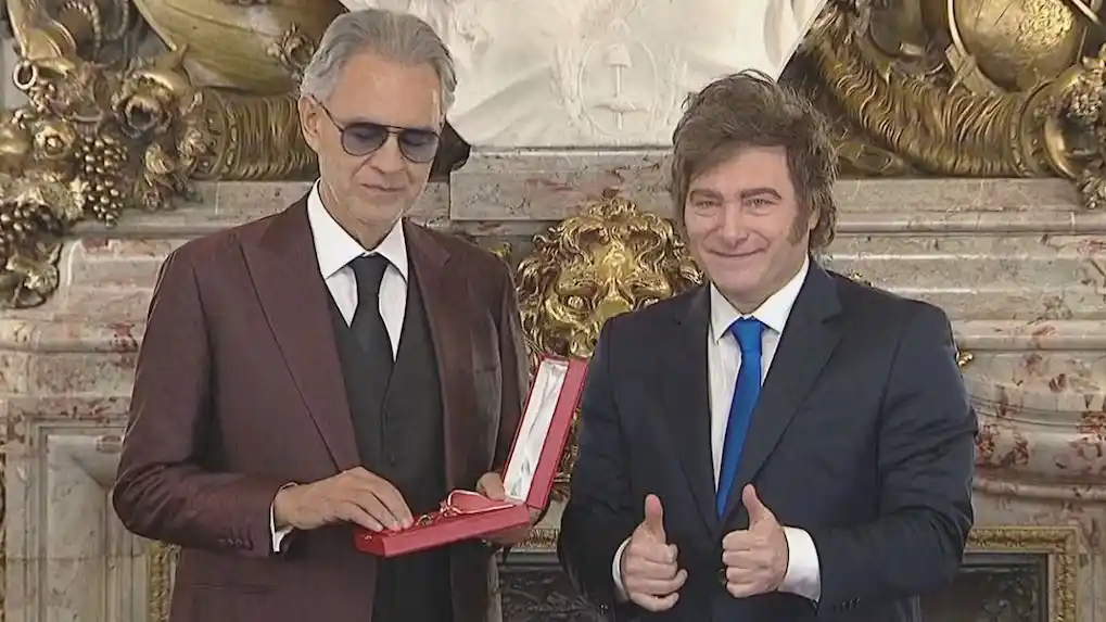 El Presidente se encontró con el tenor italiano, que cantó en el salón Blanco de la Casa de Gobierno. (Foto: captura YouTube @OPRArg)