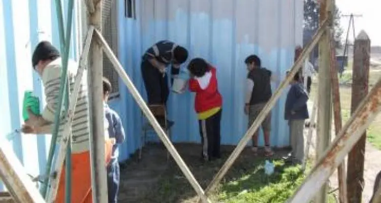 Jóvenes peronistas en pintada solidaria