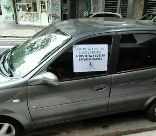 Escrachan a los autos que tapan las rampas para discapacitados 