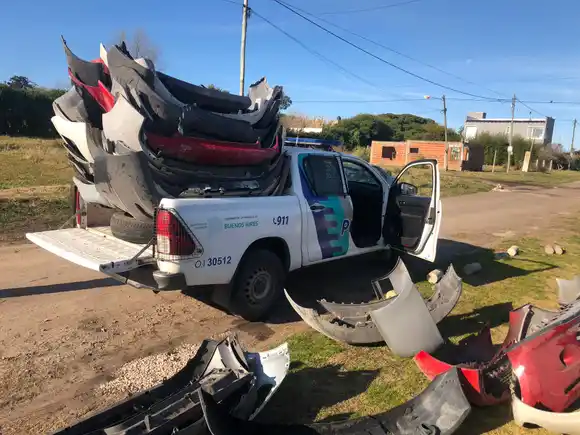 Allanaron un taller de autopartes en el barrio Los Acantilados
