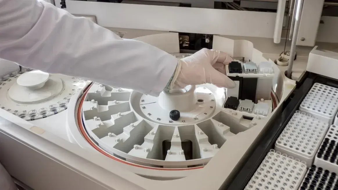 Inhibir preventivamente las actividades productivas del laboratorio con domicilio en Rosario.