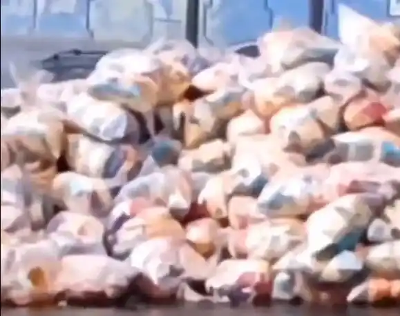 ¡INDIGNACIÓN! Dejan en plena calle de Petare las bolsas del CLAP para que los vecinos las retiren (+VIDEO)