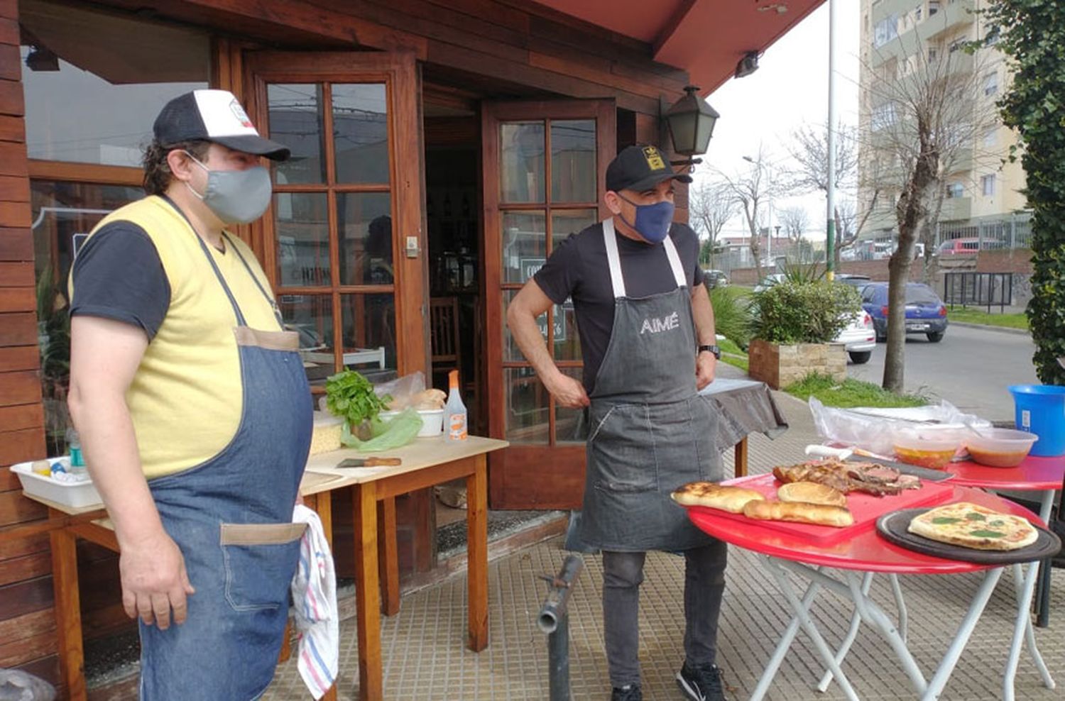 Vuelve la parrilla a la calle: "Nos cansamos y el viernes salimos a cocinar en la puerta del restaurante"