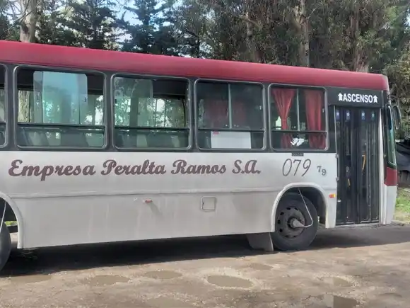 Ataque a un colectivo en Juan B. Justo: un niño herido tras una discusión con el chofer