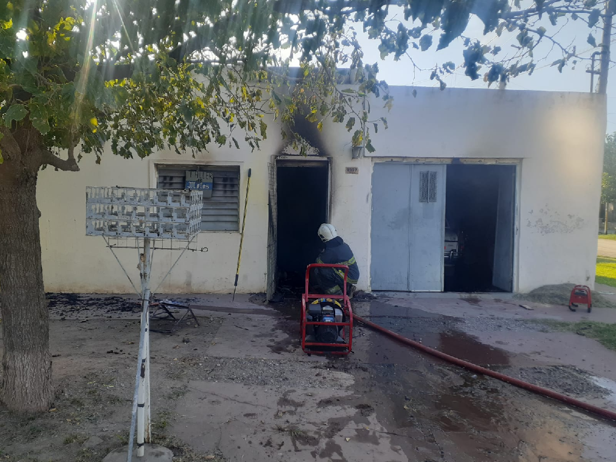 Impactante incendio en un taller de motos de barrio La Milka