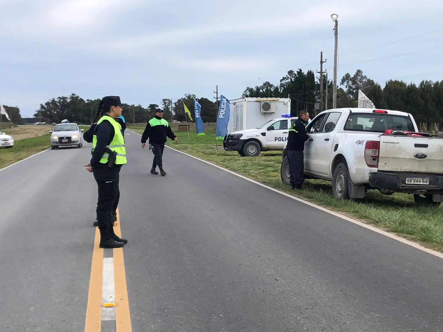 Operativo de control vehicular en el ingreso a Claromecó