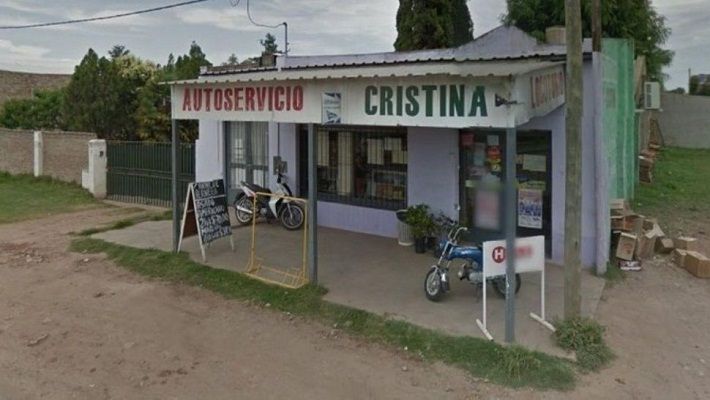 Una mujer policía dejó a su bebé en el auto y asaltó un supermercado