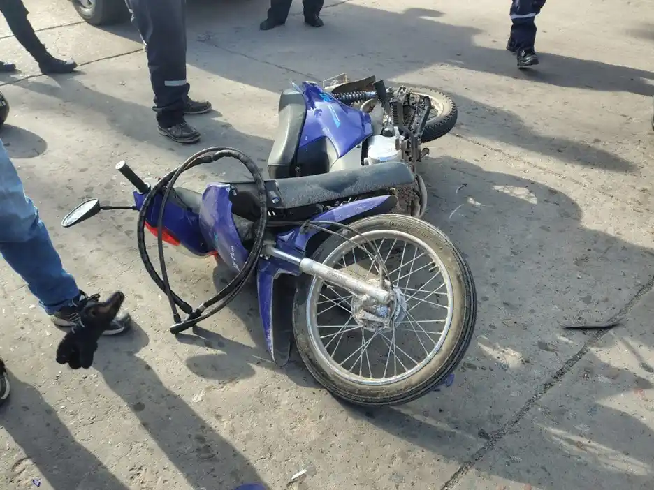 La moto sufrió importantes daños.