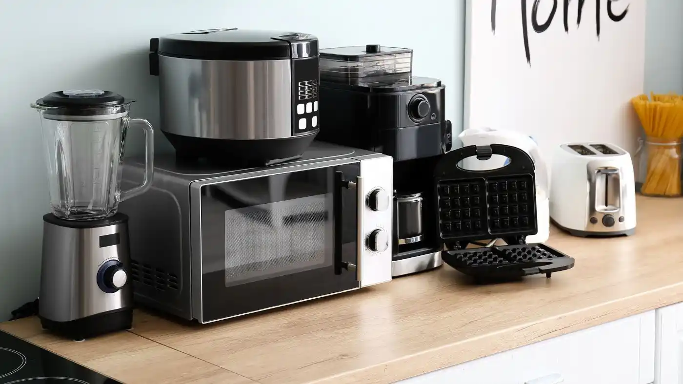 Desenchufar este electrodoméstico no ahorra luz: el mito que muchos siguen sin saberlo