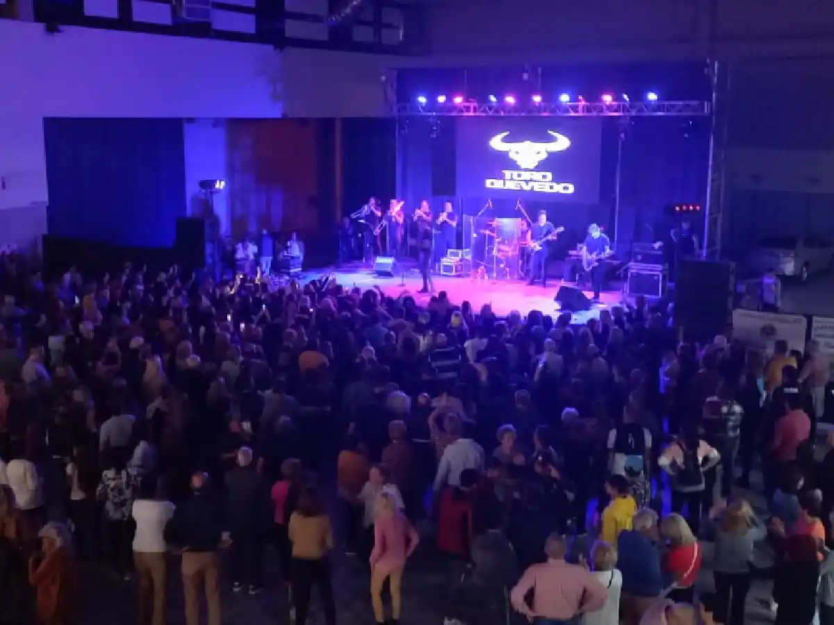 El Toro Quevedo puso a bailar  a un Superdomo colmado   