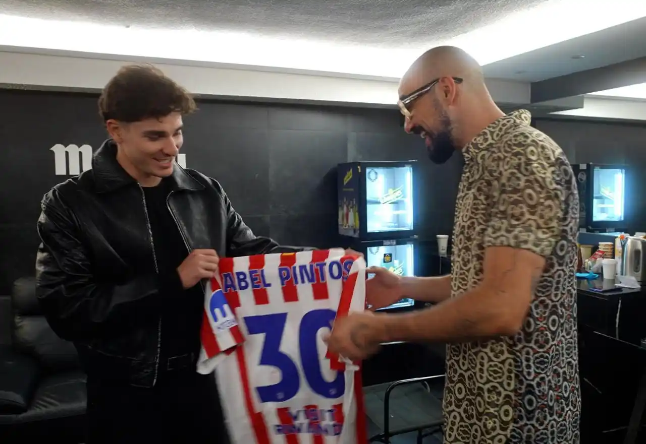 Abel Pintos recibió a Julián Álvarez en su show en Madrid