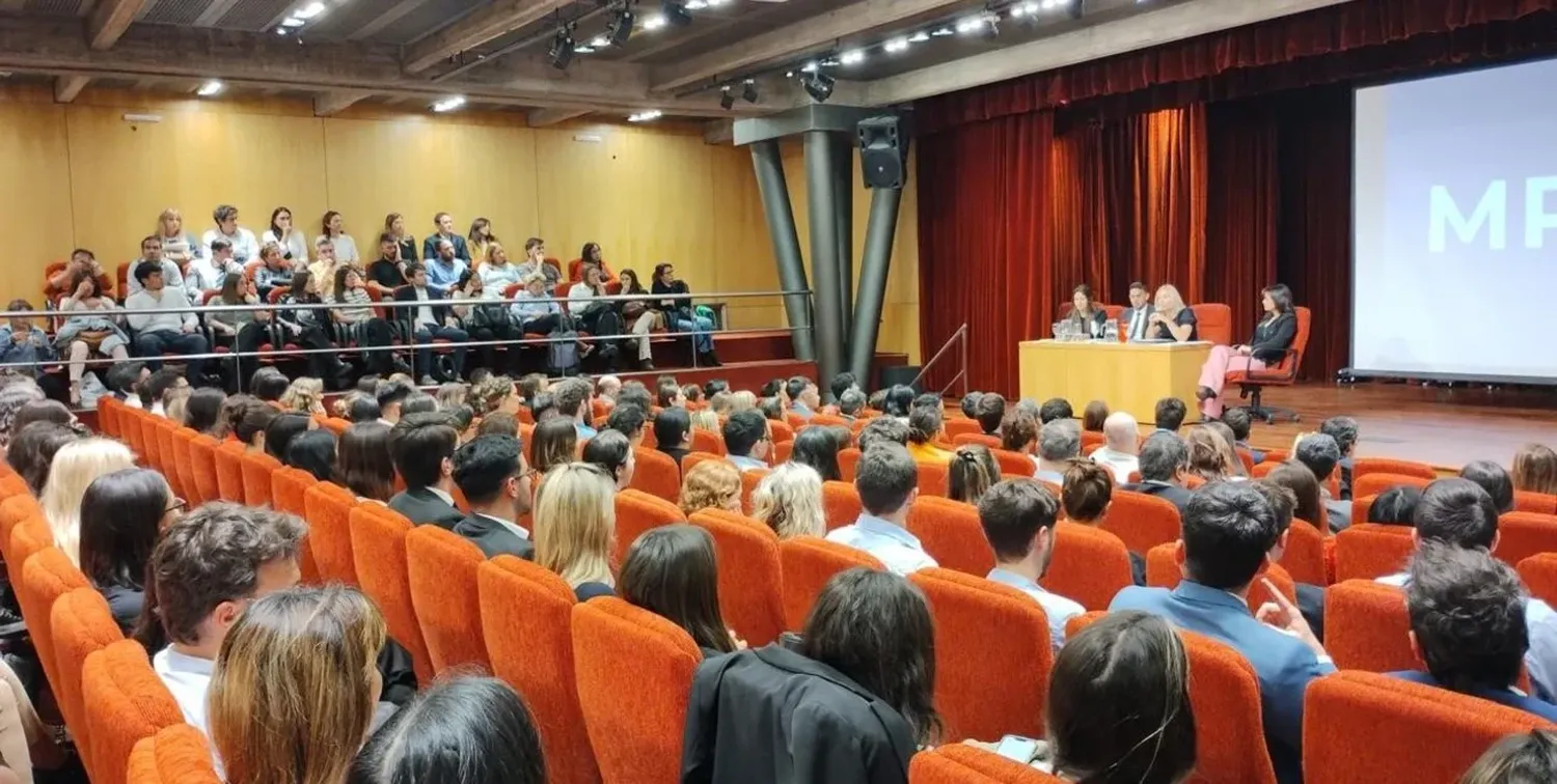 En Rosario, la reunión se llevó a cabo el martes en la sede de la Universidad Católica Argentina, mientras que en la capital de la provincia se realizó el miércoles a la tarde en la Facultad de Ciencias Económicas de la Universidad Nacional del Litoral.