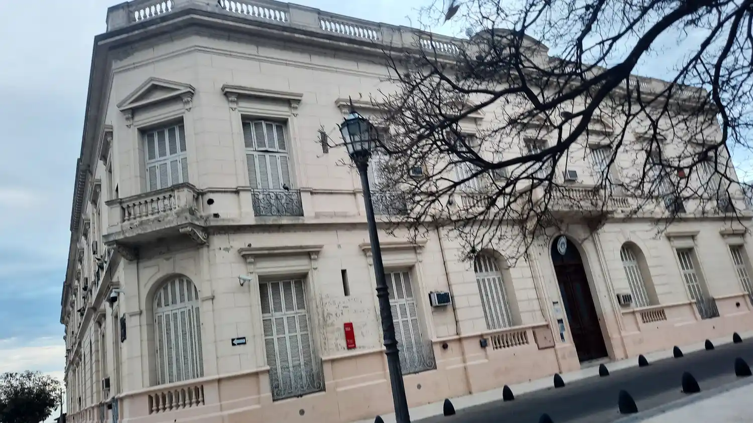 La Justicia autorizó al joven acusado de abusar de una adolescente tras una fiesta a “salir a la vereda a fumar”