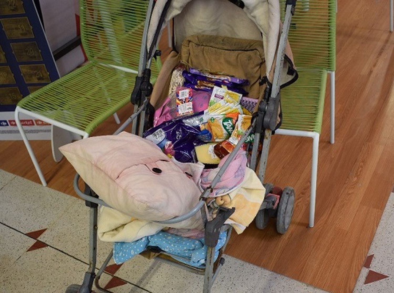 Atrapan a una menor que escondía mercadería en un cochecito de bebé