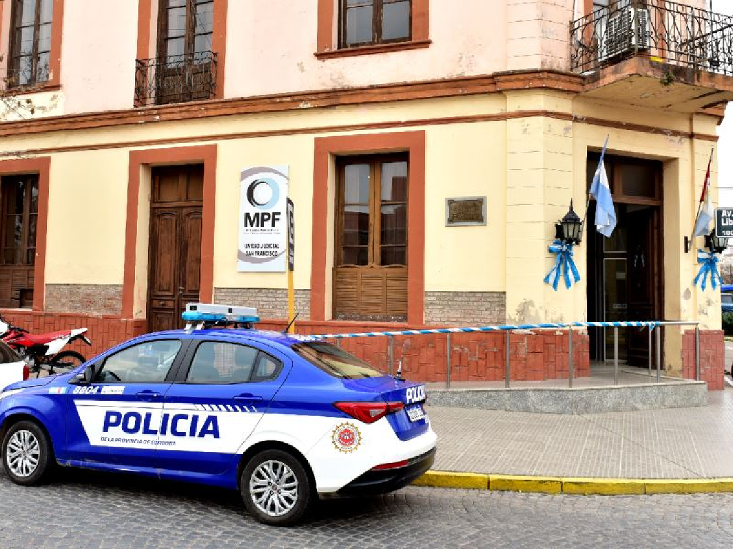 Detuvieron a un hombre que robaba alumbrado público en el centro