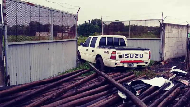 Hacía exhibicionismo, robó una camioneta para huir y terminó chocando un portón