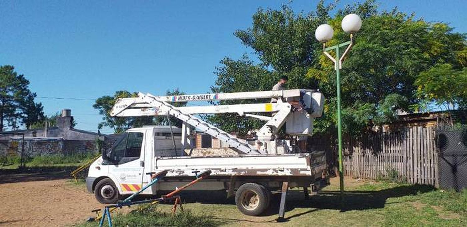 La Dirección de Electrotecnia realizó mantenimiento del alumbrado público en  barrios y plazas