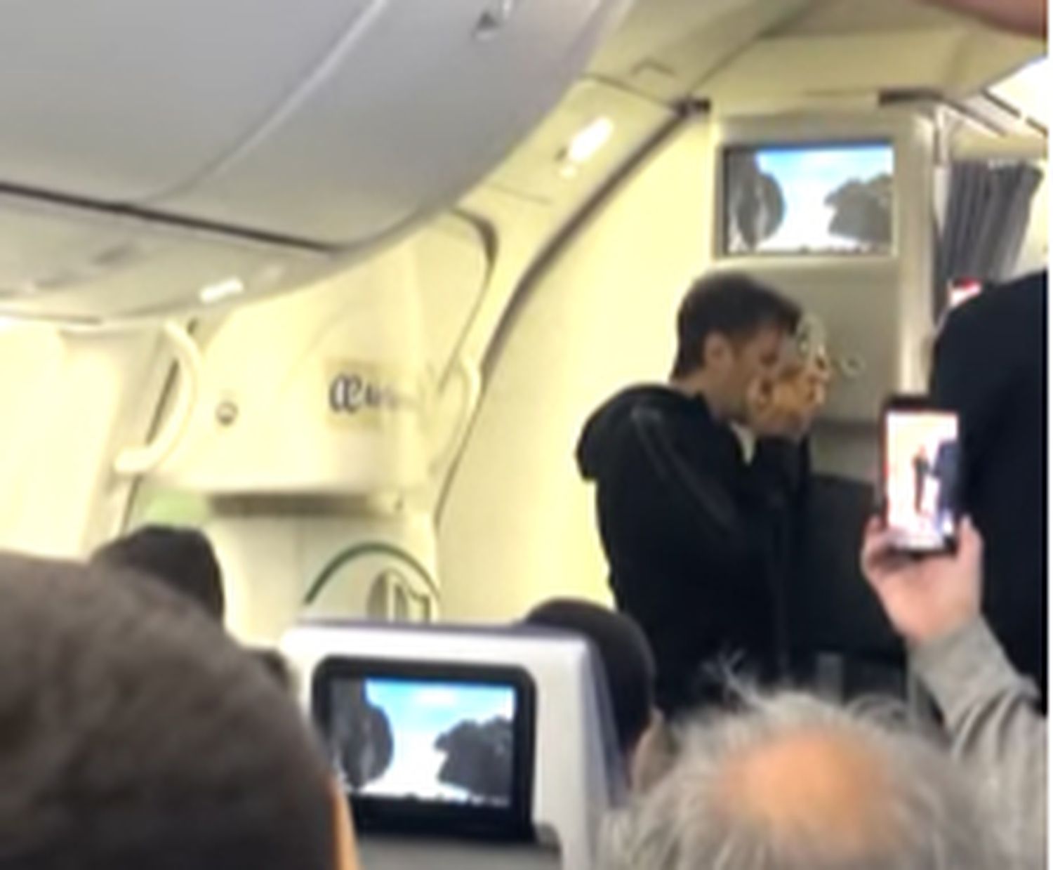 La sorpresa de Andrés Ciro Martínez a los pasajeros de un vuelo a Qatar