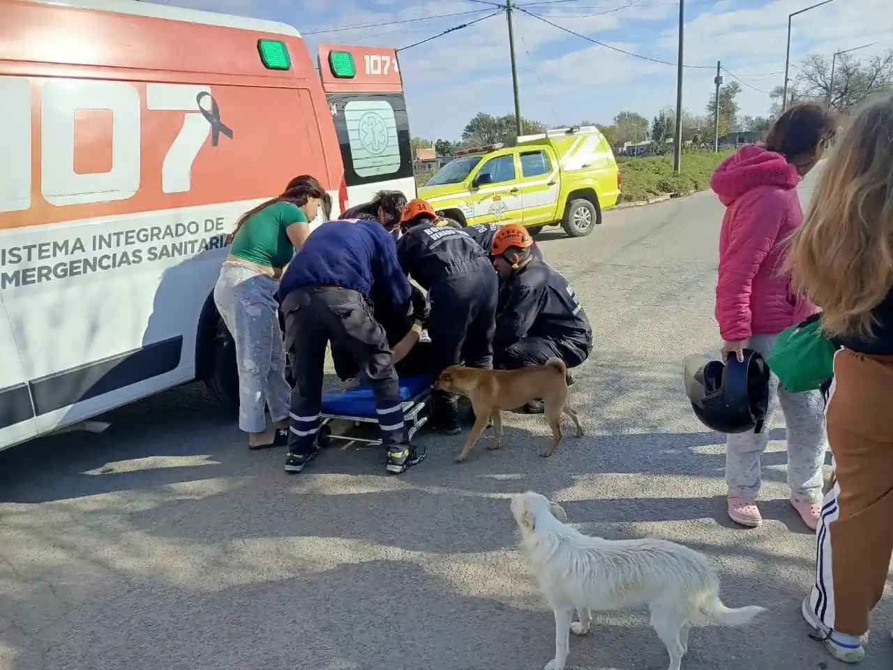 Personal de bomberos y médicos asistiendo a la motociclista.