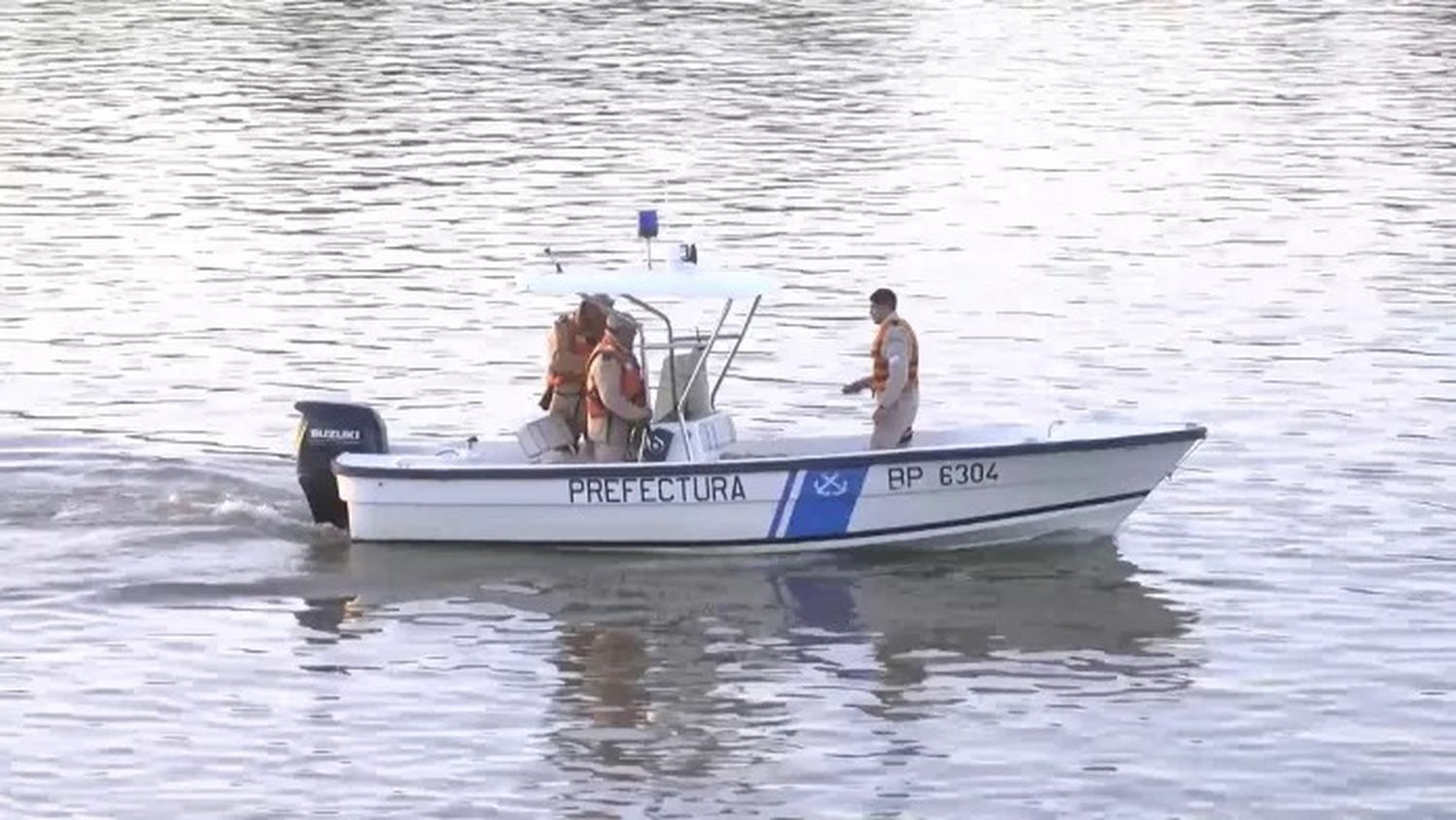 Sigue la incertidumbre: ahora arribaron buzos tácticos para buscar el cuerpo en el río Gualeguaychú