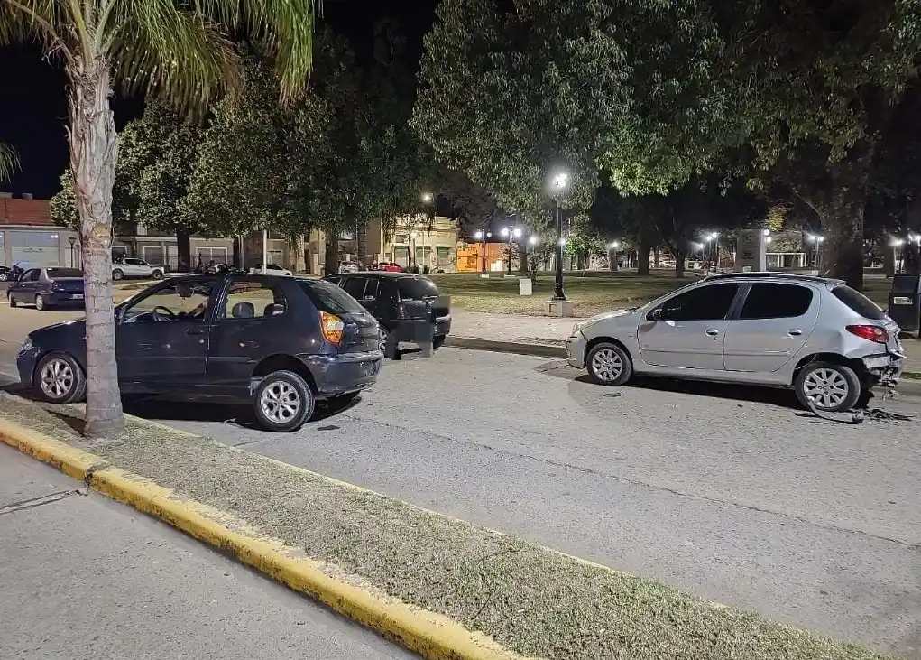 Choque entre dos vehículos en Diamante: solo se registraron daños materiales