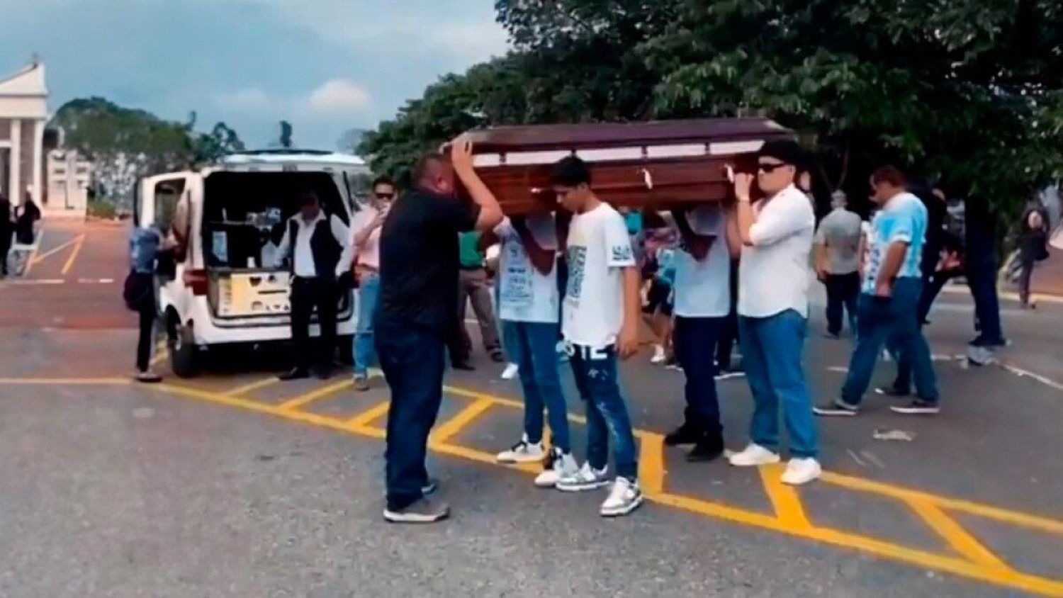 Padre baila vals en el funeral de su hija (+ Video)