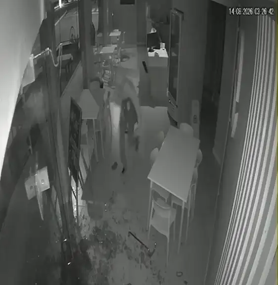 Robo en una sucursal de Bahillo: un ladrón rompió la vidriera y se llevó la caja registradora