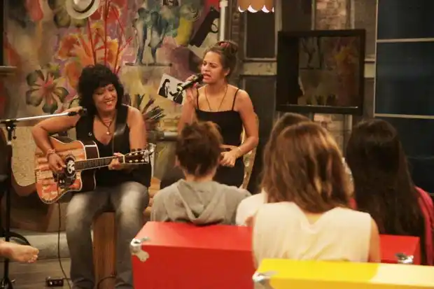 Macarena Pérez sigue avanzando en el reality “Operación Triunfo”