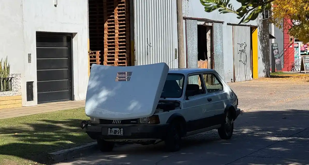 Un Fiat 147 chocó con un montacargas que se hallaba operando en la calle frente a un aserradero.
