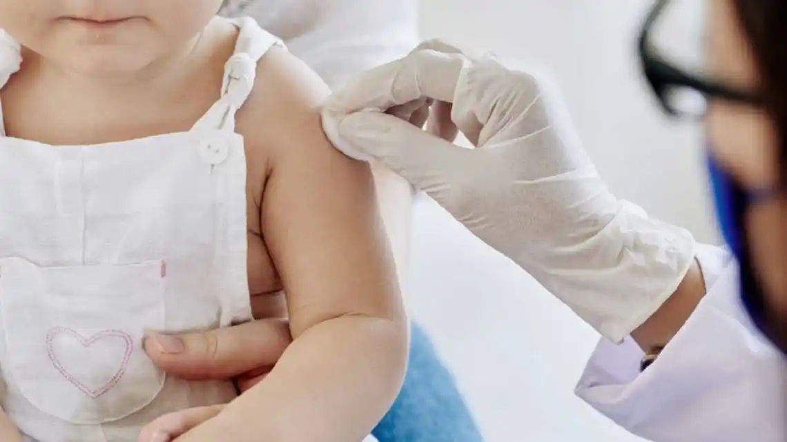 La vacunación Covid para bebés y niños de 6 meses a 2 años será libre desde el lunes