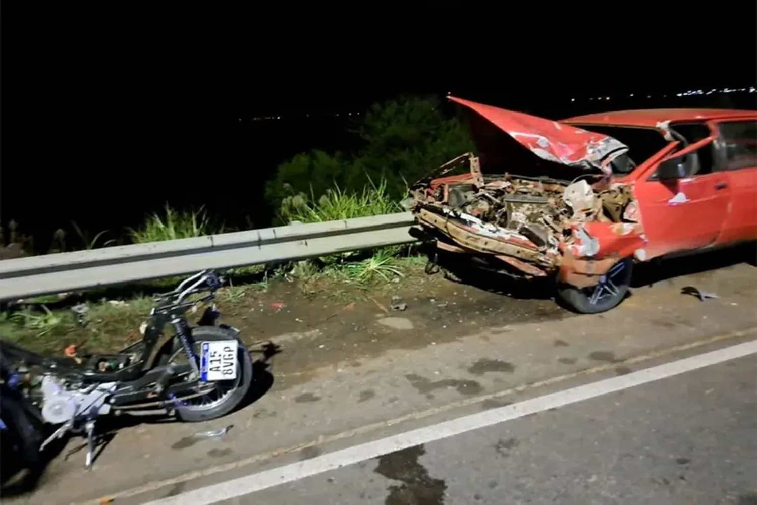 Un joven de 19 años que iba en moto falleció tras un choque frontal: su novia está internada