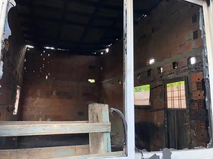 Una joven pareja con dos hijos perdió todo en el incendio de su casa y pidieron ayuda para recuperarse