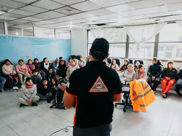 Estudiantes de la Primaria 59 visitaron el cuartel de Defensa Civil: "Una comunidad más preparada y consciente"