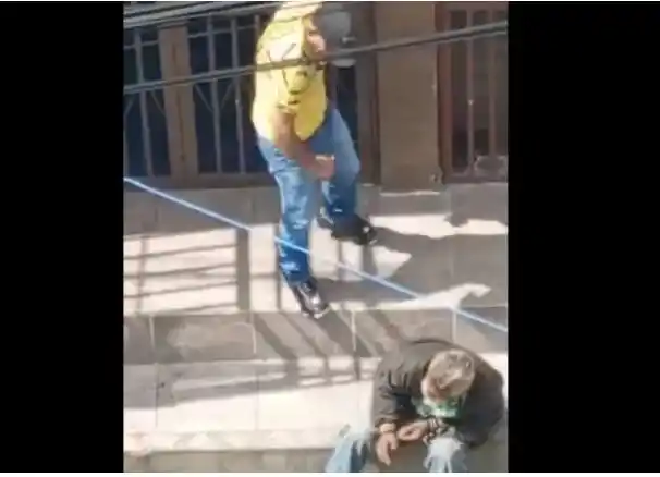 HASTA DEBAJO DE LAS PIEDRAS buscan al desalmado que golpeó a anciano sin hogar en Petare (+VIDEO)