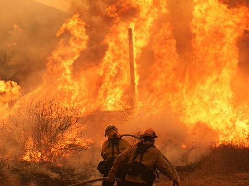 Incendio forestal se propaga en Los Ángeles: hay miles de evacuados