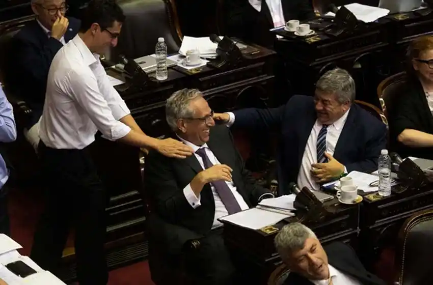 Sorpresivo momento en Diputados: pasó su noche de bodas en el recinto y lo felicitaron con la marcha nupcial