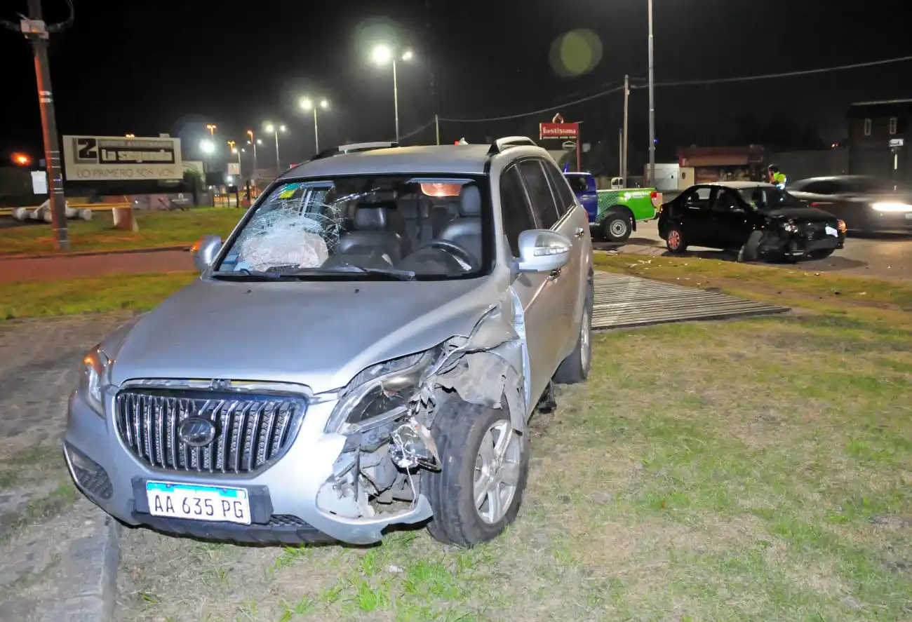 Dos vehículos chocaron en Primera  Junta y Espora y una mujer sufrió heridas